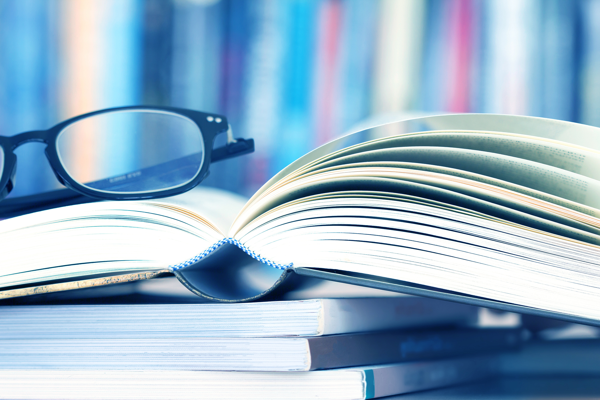 Aufgeschlagenes Buch mit Brille