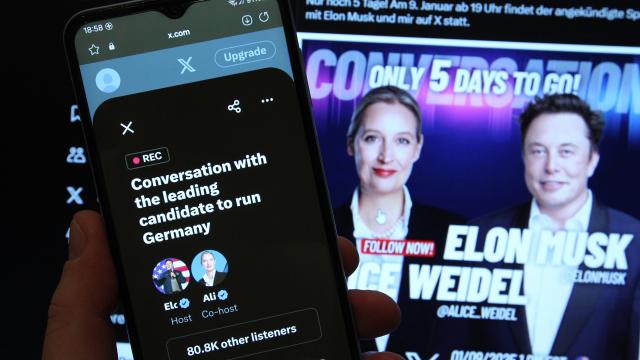 Live-Gespräch auf der Online-Plattform X (vormals Twitter) zwischen Alice Weidel, Kanzlerkandidatin der Partei Alternative für Deutschland, und dem US-amerikanischen Tech-Unternehmer Elon Musk. Auf einem Laptop wurde der X-Account von Alice Weidel mit dem Live-Talk geöffnet. Davor wurde auf einem Smartphone der X-Account mit dem Link zu dem Live-Talk aufgerufen.
