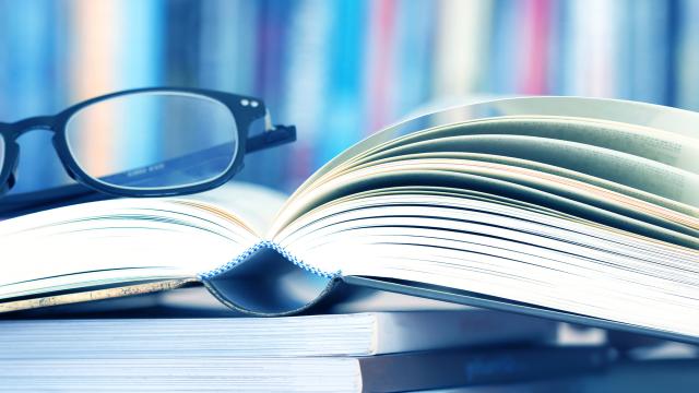 Aufgeschlagenes Buch mit Brille