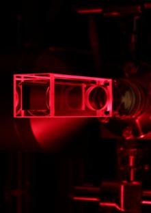 Glaszelle, die als Versuchsraum für die Quantenforschung dient.